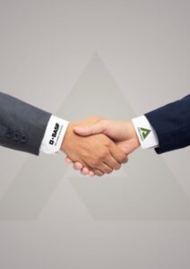2 personas dándose la mano