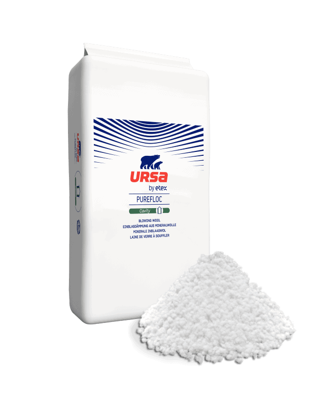 Saco de URSA PUREFLOC Cavity con lana mineral insuflada, producto sostenible y reciclable para aislamiento térmico y acústico.