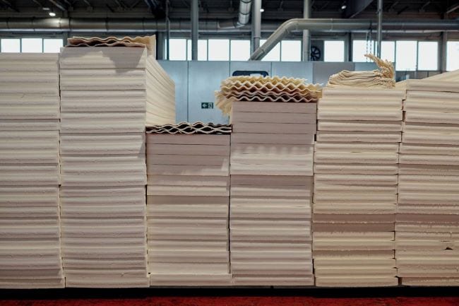 Paneles de poliestireno extruido (XPS) apilados en una fábrica.