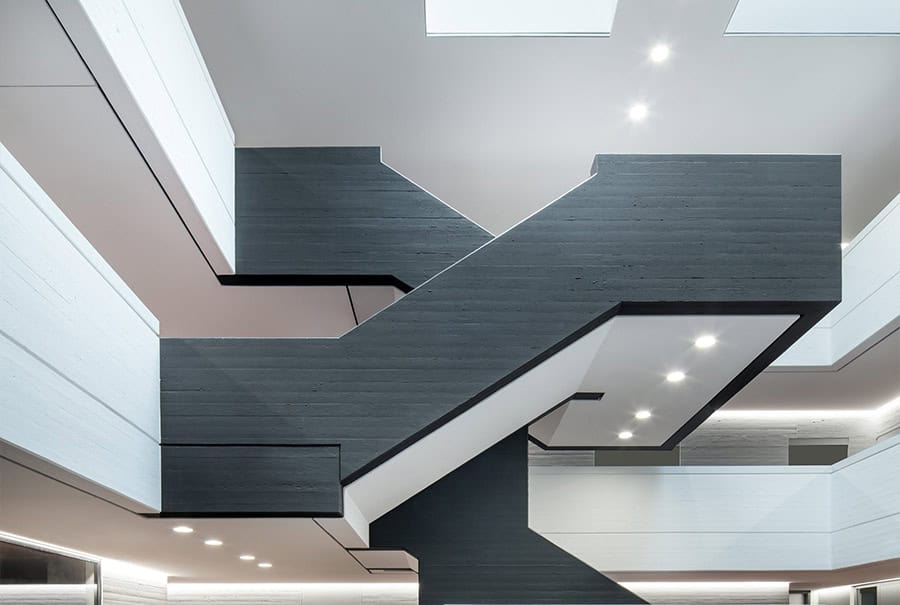 StoSilentC Interior arquitectónico con superficies lisas y diseño acústico contemporáneo con sistema StoSilent Distance C.