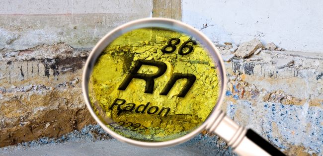 molins gas radon Lupa ampliando el símbolo químico del gas radón (Rn) sobre un muro con filtraciones, representando su presencia en el subsuelo de los edificios.