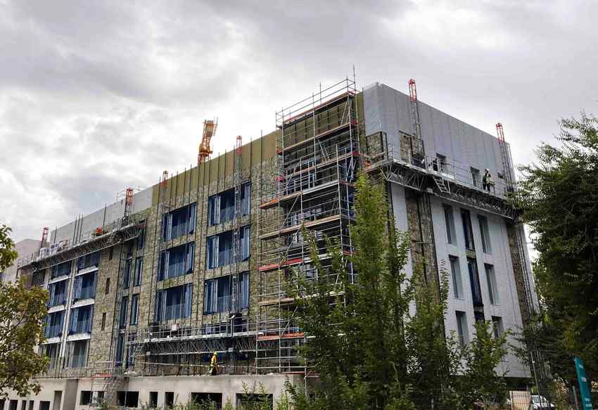 Edificio Las Fuentes 850 Edificio en proceso de rehabilitación energética de la envolvente térmica mediante sistemas de aislamiento en fachada.