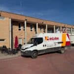 Fachada edificio con camion web Instalación de aislamiento térmico mediante insuflado en cámara de aire