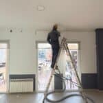 Zona del bar Instalación de aislamiento térmico mediante insuflado en cámara de aire