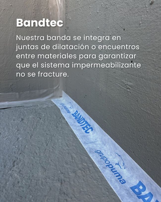 grupo puma bandtec 2 Banda BANDTEC de Grupo Puma instalada en un encuentro entre pared y suelo para reforzar la impermeabilización en juntas y puntos críticos.
