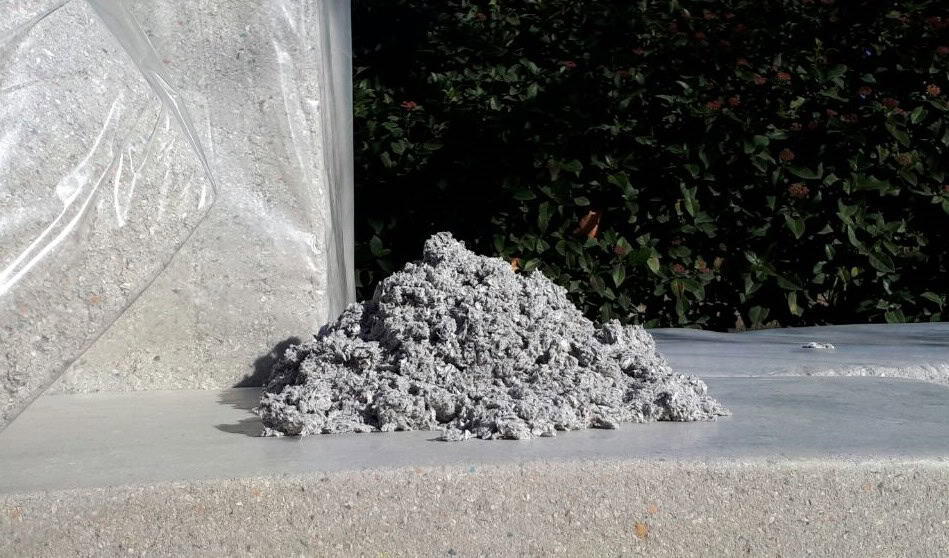 Celulosa aislante a granel en copos para aplicaciones sopladas, insufladas o proyectadas.