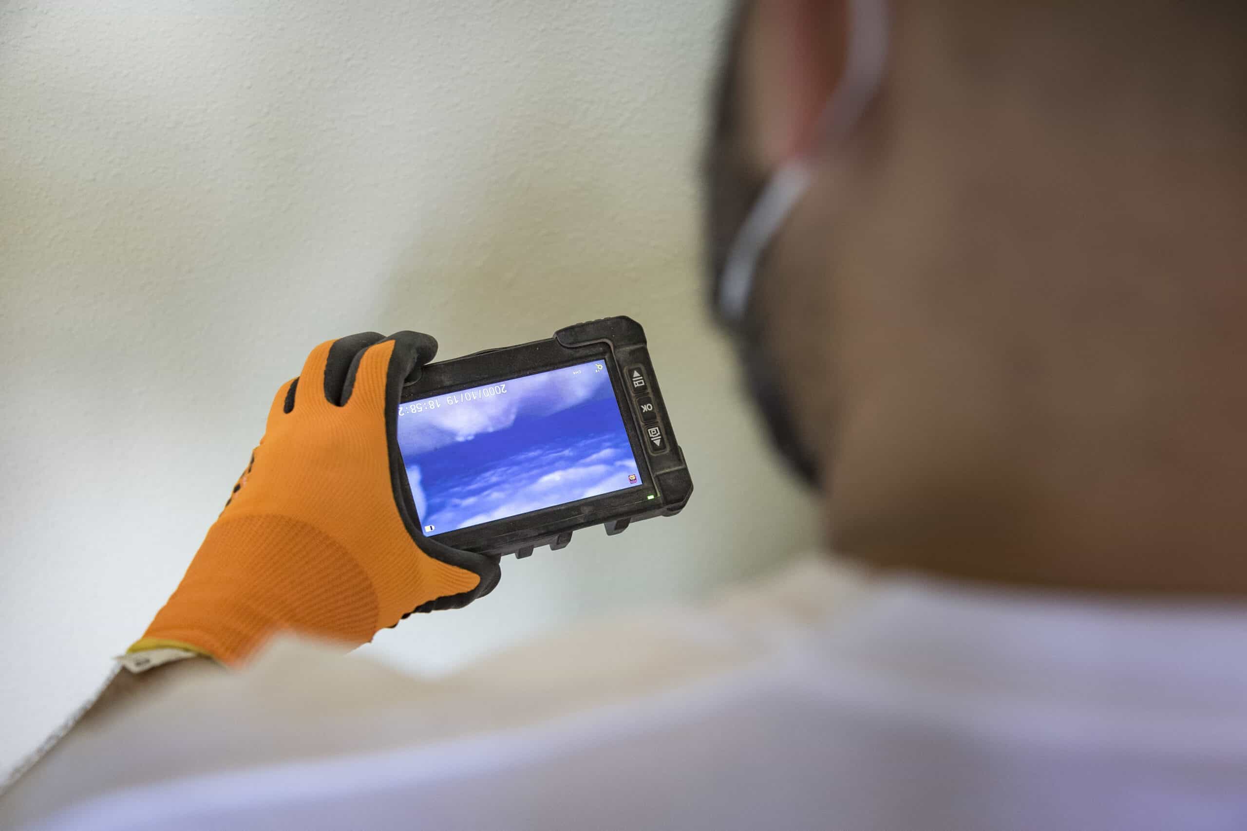 Instalador de aislamiento verificando el trabajo scaled Instalador verificando la correcta ejecución del aislamiento térmico en una vivienda.