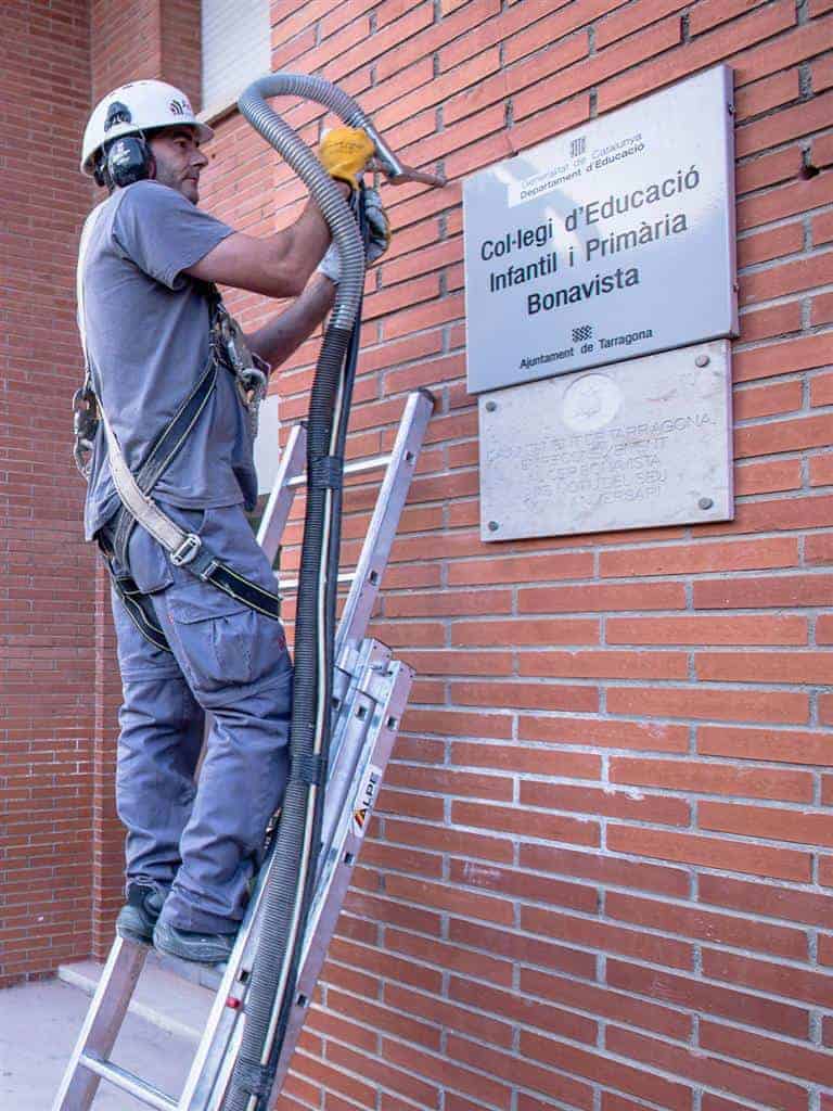 instalacion aislamiento colegio Inyección de perlas de EPS para aislamiento térmico