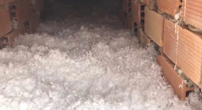 Bajo cubierta no habitable aislada con lana mineral para mejorar la eficiencia energética de la vivienda.