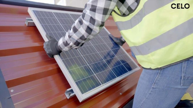 Instalador colocando un panel solar con el sistema de fijación CELO Fast Clip en cubierta metálica.