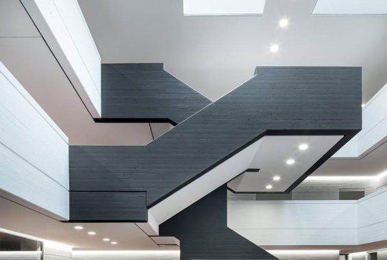 Interior arquitectónico con superficies lisas y diseño acústico contemporáneo con sistema StoSilent Distance C.