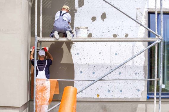 Instalación de aislamiento en un edificio terciario dentro de una rehabilitación energética