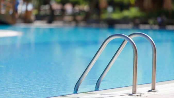 MOLINS alerta: dejar pasar una semana una fuga en la piscina puede multiplicar por seis la pérdida de agua