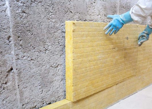 Instalación de aislamiento térmico en fachada durante una obra de rehabilitación energética